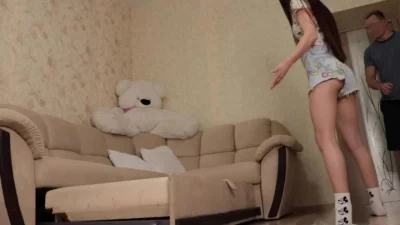 女租户穿着齐逼热裤叫房东修理沙发！撅腚诱惑房东鸡巴都翘了